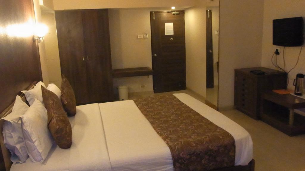 Hotel Eden Amhedabad Oda fotoğraf
