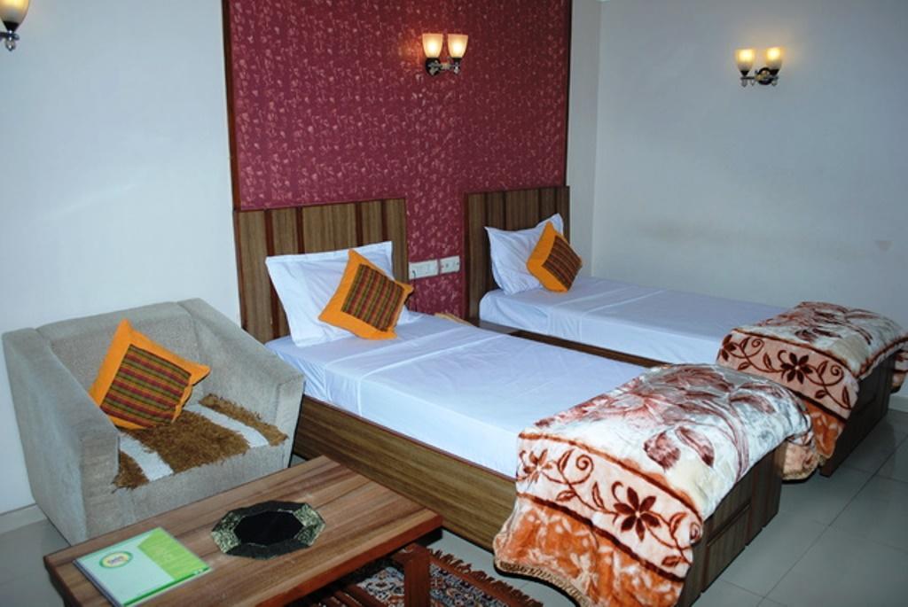 Hotel Eden Amhedabad Oda fotoğraf